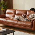 Entdecken Sie Baxter Ledersofa Preis in einem eleganten Wohnzimmer mit luxuriösem Stil und einladender Atmosphäre.