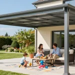 Moderne Terrassenüberdachungen in einem einladenden Garten mit spielenden Kindern und erfrischenden Getränken.